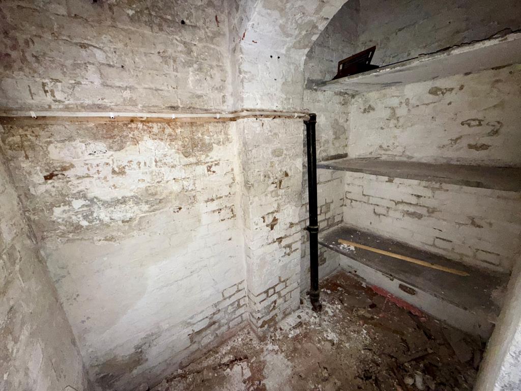 Lot: 173 - FREEHOLD BASEMENT OFFERING POTENTIAL AND GROUND RENT INVESTMENT - Basement area